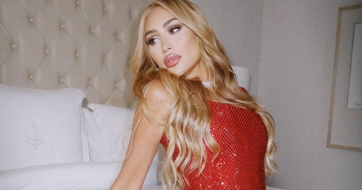 شاهد .. بالصور- مايا دياب تستعرض رشاقتها بجامبسوت أحمر بغاية الأناقة