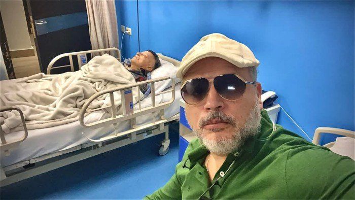 شائعة سخيفة.. الفنان المصري تامر عبد المنعم ينفي وفاة والده