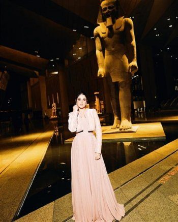 شاهد .. درة التونسية تتألق في المتحف المصري الكبير بفستان من تصميم رامي القاضي - بالصور