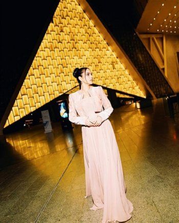 شاهد .. درة التونسية تتألق في المتحف المصري الكبير بفستان من تصميم رامي القاضي - بالصور