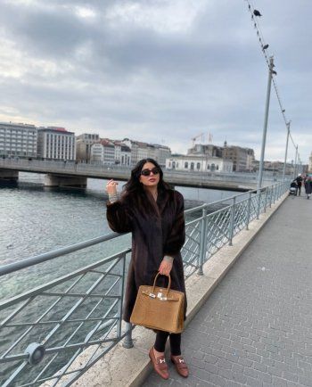 شاهد .. هيفا وهبي بإطلالة أنيقة من الفرو في جنيف.. وسعر حقيبتها خيالي!