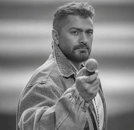 تامر حسني يحث جمهوره على التمسك بالصلاة: "الصلاة مفتاح السعادة والنجاح"