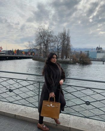 شاهد .. هيفا وهبي بإطلالة أنيقة من الفرو في جنيف.. وسعر حقيبتها خيالي!