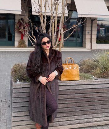 شاهد .. هيفا وهبي بإطلالة أنيقة من الفرو في جنيف.. وسعر حقيبتها خيالي!