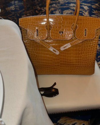 شاهد .. هيفا وهبي بإطلالة أنيقة من الفرو في جنيف.. وسعر حقيبتها خيالي!