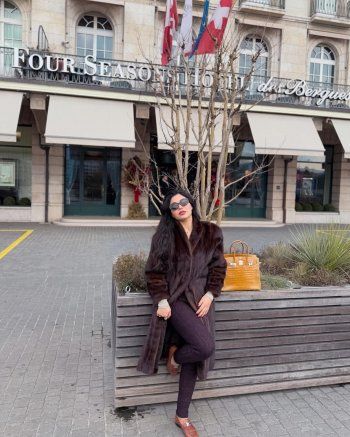 شاهد .. هيفا وهبي بإطلالة أنيقة من الفرو في جنيف.. وسعر حقيبتها خيالي!