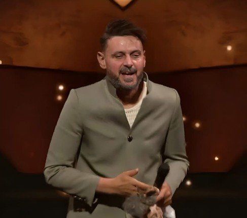 الممثل المصري رامز جلال يفاجئ جمهور Joy Awards 2025 بتقمص شخصية مغني هندي