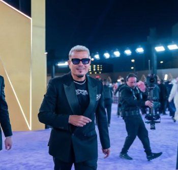 شاهد .. عاصي الحلاني يتألق بإطلالة كلاسيكية وهذا ما جمعه بـ عمرو دياب