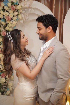المطرب أحمد جمال يعلن خطوبته على فرح الموجي.. «صور»