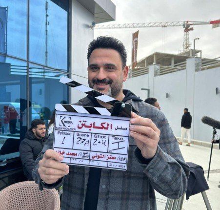 النجم أكرم حسني في مهمة صعبة.. «الكابتن» بين الكوميديا والدراما