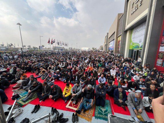 بالصور.. آلاف الزوار يؤدون صلاة الجمعة داخل معرض القاهرة الدولي للكتاب في نسخته الـ56
