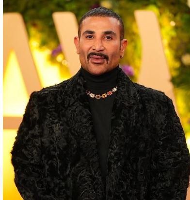 أحمد سعد يتبرع بـ"بالطو" حفل Joy Award لـ مستشفي 57 لعلاج السرطان