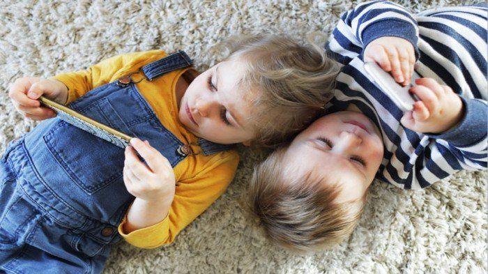 دراسة حديثة تحذر من التأثيرات السلبية لقضاء الأطفال وقتًا طويلاً أمام الشاشات