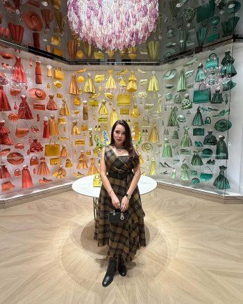 شاهد .. أسما إبراهيم تلفت الأنظار بإطلالة كاجوال أنيقة من "Dior" وهـ ـذا سعرها!