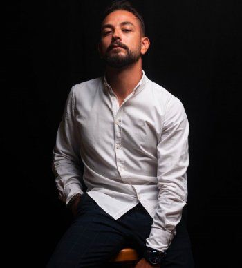 شاهد .. خاص - كارلوس أنطونيوس يكشف كواليس تصوير " العميل " .. وهذا ما قاله عن " سكرة الحب "