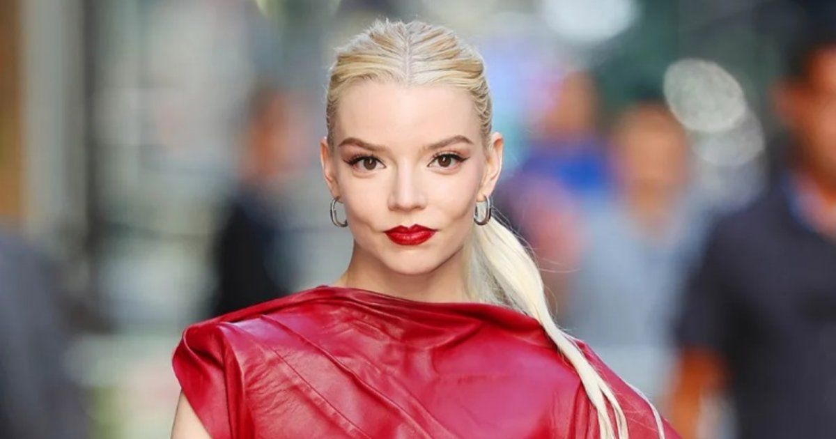 شاهد .. أنيا تايلور بإطلالة جريئة خلال أسبوع الموضة في باريس