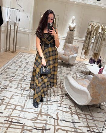 شاهد .. أسما إبراهيم تلفت الأنظار بإطلالة كاجوال أنيقة من "Dior" وهـ ـذا سعرها!