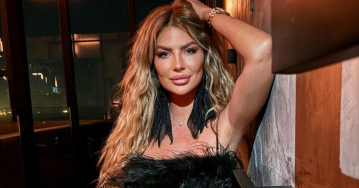 شاهد .. ساندرا رزق تستعرض رشاقة جسمها بجامبسوت ضيق.. وسعر خيالي لحقيبة يدها من Chanel