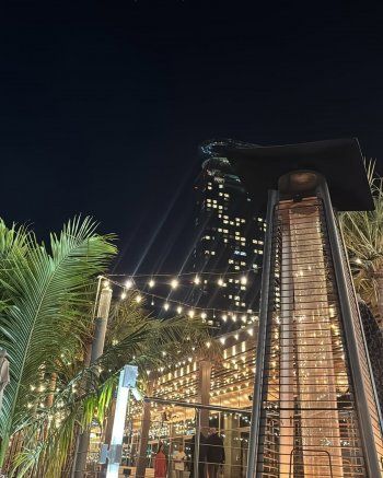 شاهد .. ساندرا رزق تستعرض رشاقة جسمها بجامبسوت ضيق.. وسعر خيالي لحقيبة يدها من Chanel