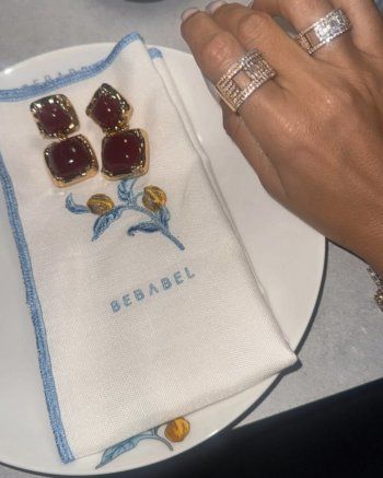 شاهد .. ساندرا رزق تستعرض رشاقة جسمها بجامبسوت ضيق.. وسعر خيالي لحقيبة يدها من Chanel