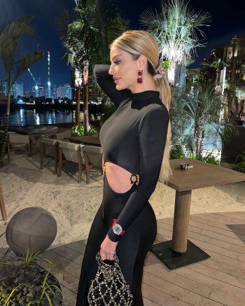 شاهد .. ساندرا رزق تستعرض رشاقة جسمها بجامبسوت ضيق.. وسعر خيالي لحقيبة يدها من Chanel