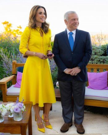 شاهد .. الملكة رانيا تتألق بفستان أصفر لافت من "Oscar de la Renta".. وهـ ـذا سعر إطلالتها