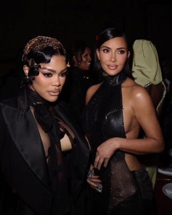 شاهد .. بفستان رائع من الجلد.. كيم كارداشيان تتالق بإطلالة مكشوفة الظهر من توقيع Balmain