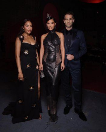 شاهد .. بفستان رائع من الجلد.. كيم كارداشيان تتالق بإطلالة مكشوفة الظهر من توقيع Balmain