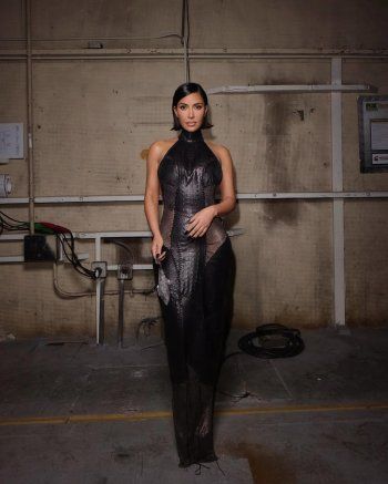 شاهد .. بفستان رائع من الجلد.. كيم كارداشيان تتالق بإطلالة مكشوفة الظهر من توقيع Balmain