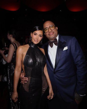 شاهد .. بفستان رائع من الجلد.. كيم كارداشيان تتالق بإطلالة مكشوفة الظهر من توقيع Balmain