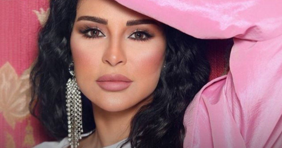 شاهد .. ماغي بو غصن تخطـ ـف الأنظار بفستان أسود كالأميرات