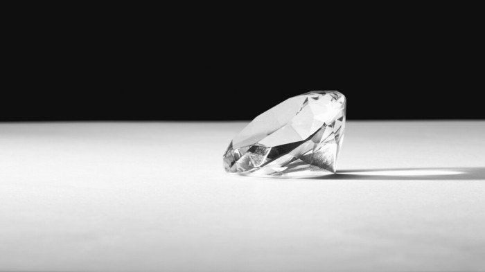 علماء روس يبتكرون أول بلورة ماس ذاتية الإضاءة في العالم