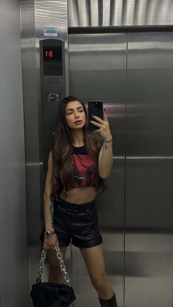 شاهد .. بالصورة - تيا ديب تسحر متابعيها بإطلالة كاجوال رائع..و سعر مرتفع لحقيبة يدها من Bottega Veneta