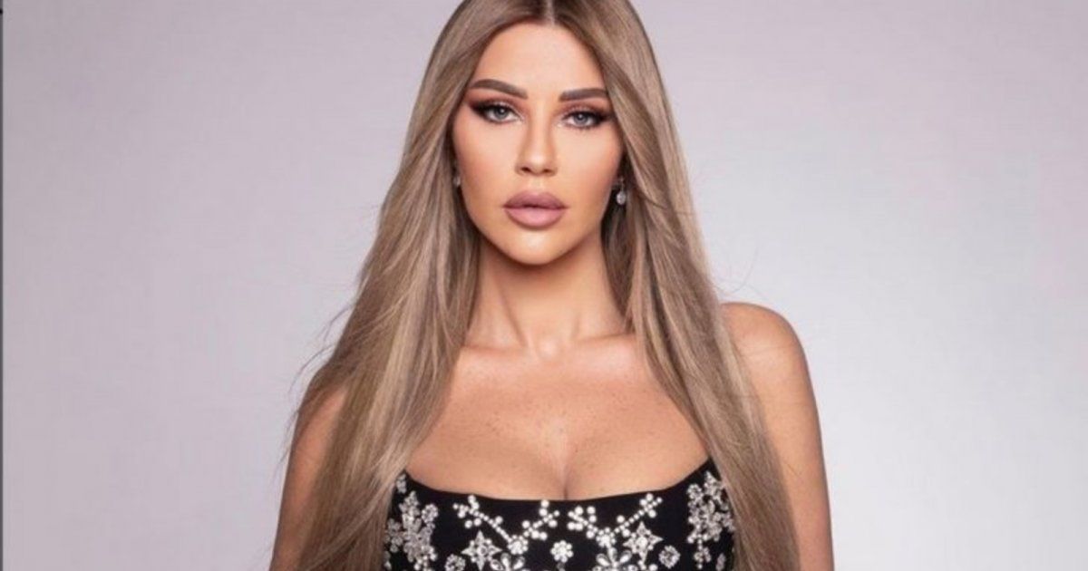 شاهد .. بالصور- كارلا حداد تسحر الجمهور بلوك شيك مميز.. وسعر خيالي لحقيبة يدها