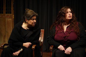 شاهد .. خاص - مسرحية " حكايات سميرة " جسّدت تحديات المجتمع بتوقيع المخرج شادي الهبر