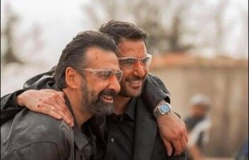 شاهد .. بندبات على وجهيهما.. أحمد عز يشارك متابعيه كواليس "The Seven Dogs" مع كريم عبد العزيز