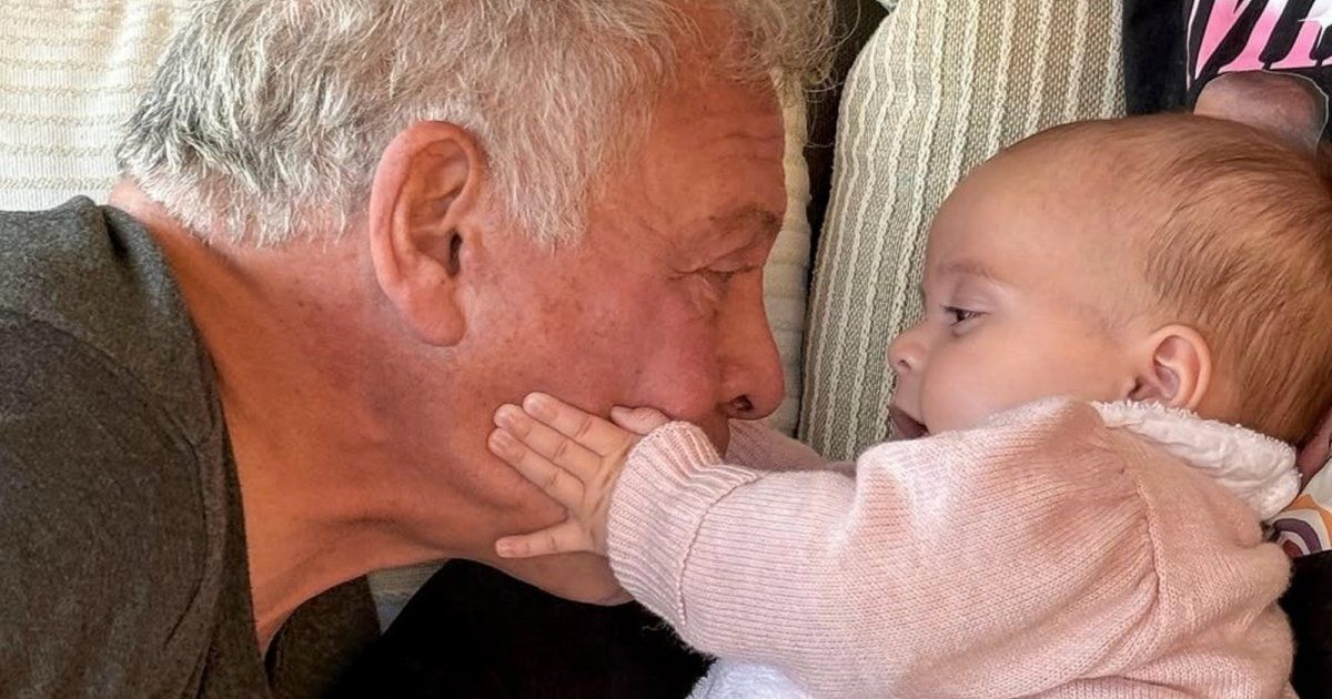 شاهد .. صورة الأميرة إيمان الأخيرة برفقة جدها خطفت القلوب.. وهذا سعر إطلالتها