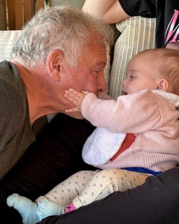 شاهد .. صورة الأميرة إيمان الأخيرة برفقة جدها خطفت القلوب.. وهذا سعر إطلالتها