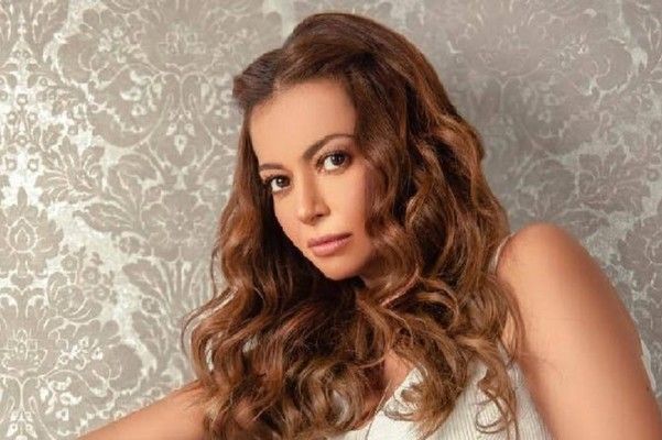 شاهد .. ظهور نادر لإبنة داليا مصطفى الشابة.. وهذه هديتها لها