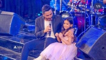 شاهد .. تامر حسني يتفاعل مع فيديو لطفلة تغني "فعلاً مبيتنسيش" ويشيد بصوتها