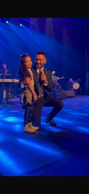 شاهد .. تامر حسني يتفاعل مع فيديو لطفلة تغني "فعلاً مبيتنسيش" ويشيد بصوتها