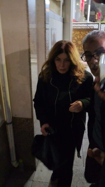 شاهد .. ميرفت أمين وبوسي شلبي من أوائل الحاضرين في عزاء شقيق شهيرة