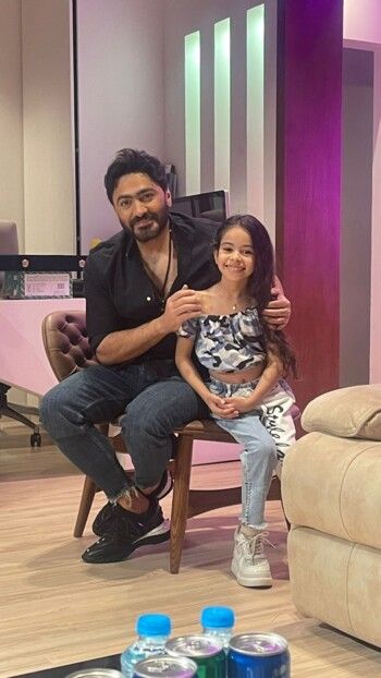 شاهد .. تامر حسني يتفاعل مع فيديو لطفلة تغني "فعلاً مبيتنسيش" ويشيد بصوتها