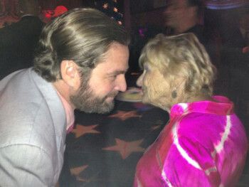 شاهد .. زاك غاليفياناكيس حافظ على تواضعه بعد الشهرة ..إليكم قصته مع "ميمي"