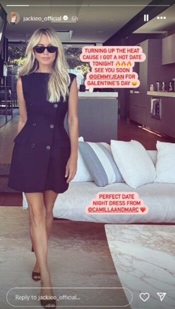 شاهد .. جاكي أو هندرسون بإطلالة لافتة من أجل موعدها.. وهذا سعر فستانها