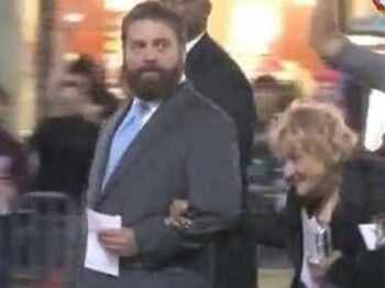 شاهد .. زاك غاليفياناكيس حافظ على تواضعه بعد الشهرة ..إليكم قصته مع "ميمي"