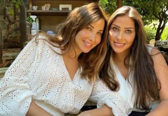 شاهد .. أحدث ظهور لشقيقة نانسي عجرم وهي تغني لـ إليسا.. شاهدوا الشبه