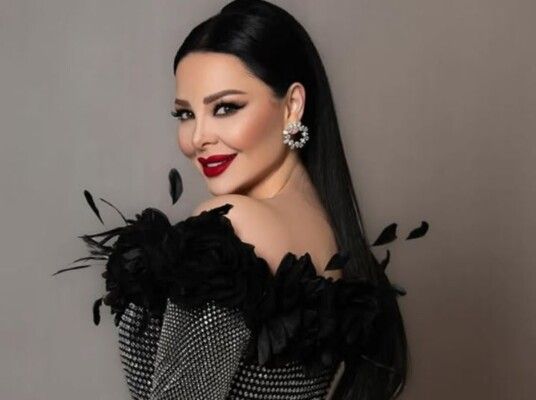 شاهد .. ديانا كرزون تغني باللغة الإنكليزية في عيد الحب.. والجمهور منبهر بجمالها - بالفيديو