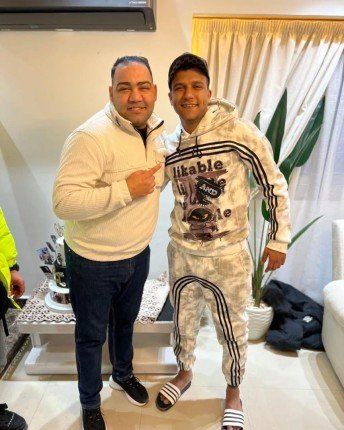 اتفرج.. أول صورة للمطرب عصام صاصا في منزله بعد الإفراج عنه