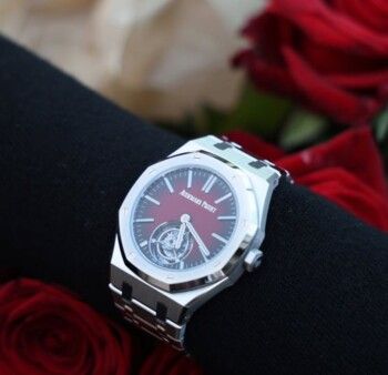 شاهد .. هيفا وهبي تتألق بساعة فاخرة من "Audemars Piguet" وهذا سعرها - بالصورة